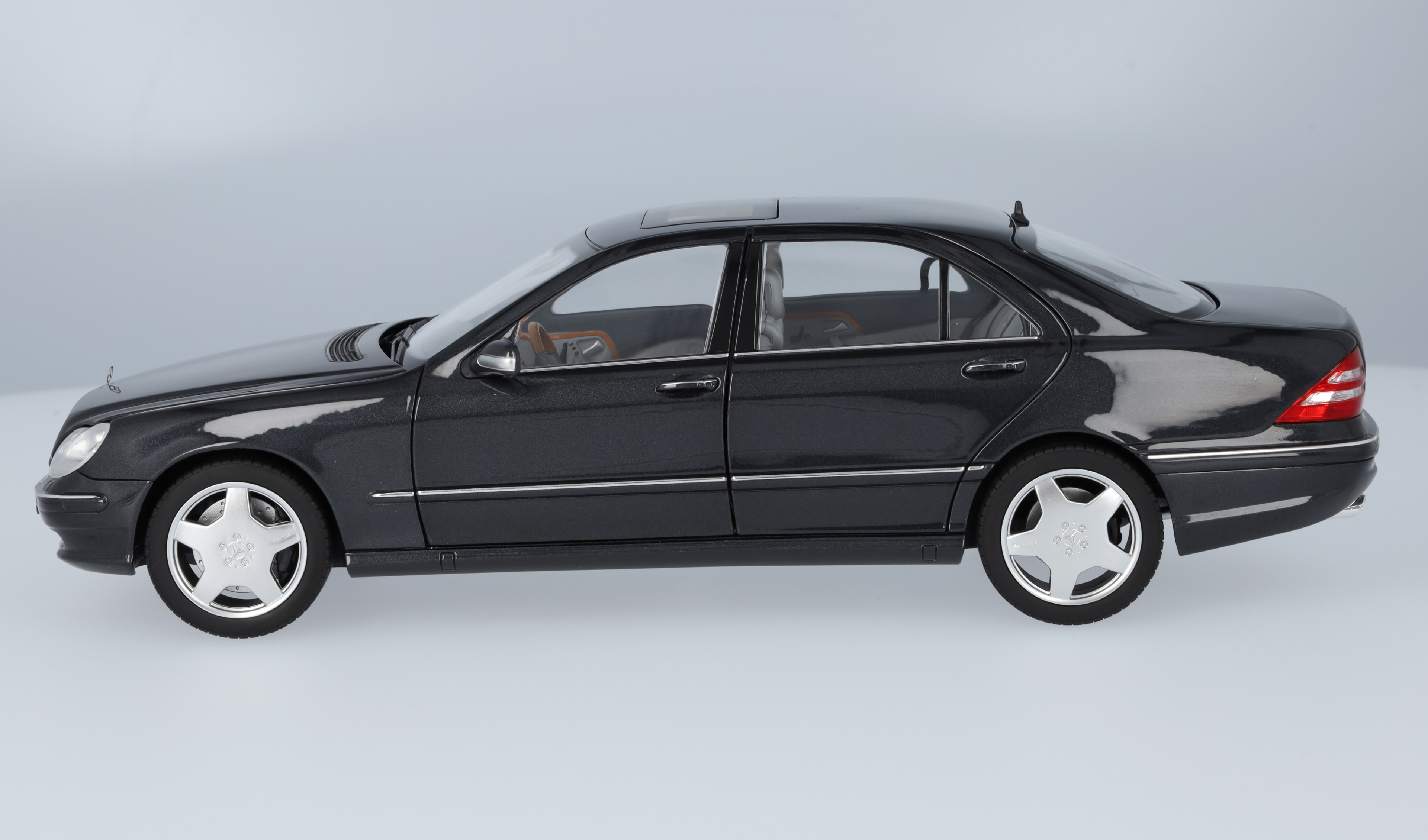 S 55 AMG V220 (1999-2002) - szarość tektytu, Norev, 1:18