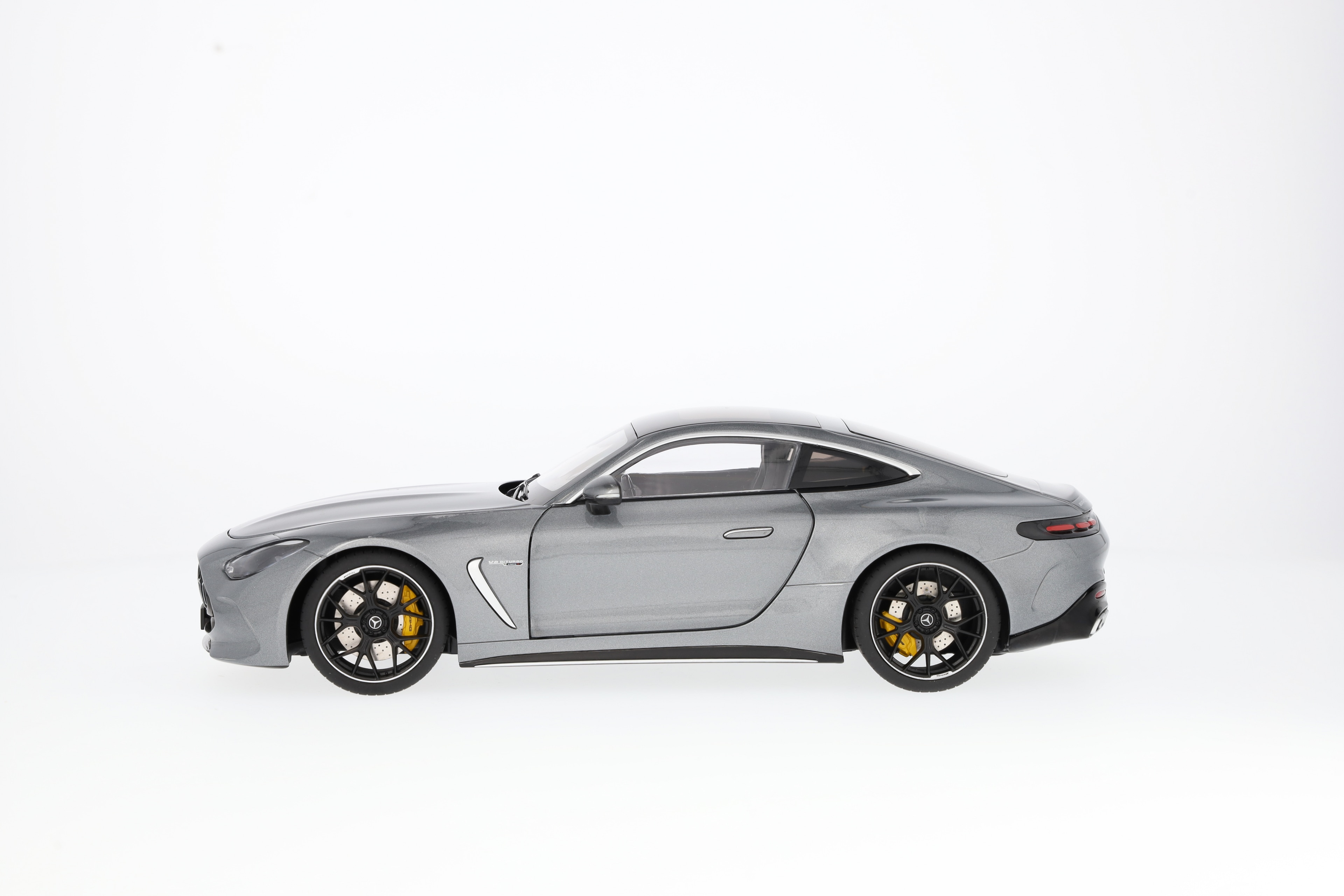 Mercedes-AMG GT 63, C192 - szarość selenitu, NZG, 1:18
