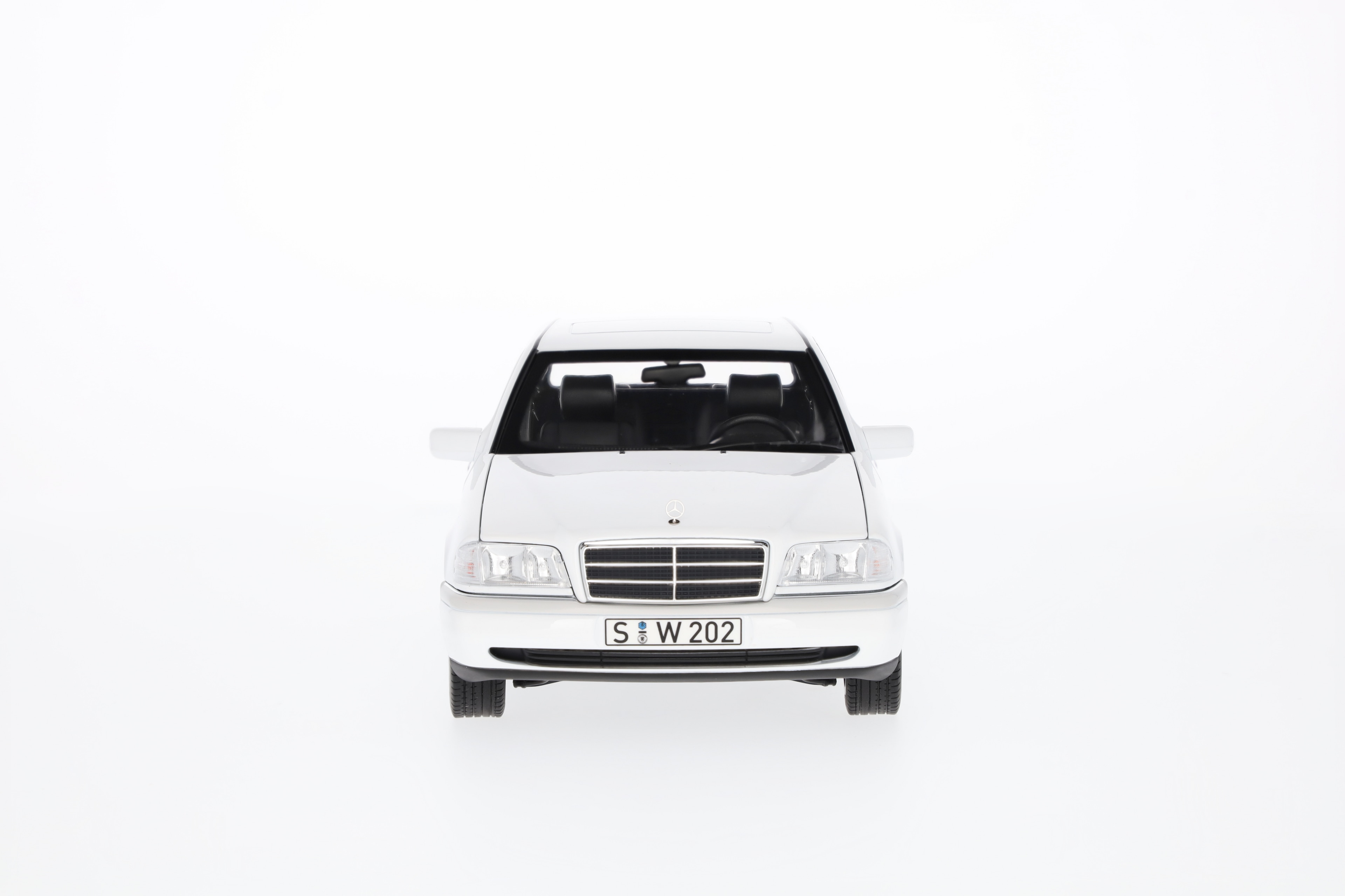 C 200 limuzyna W 202 (1993-1996) - biel polarna, Norev, 1:18