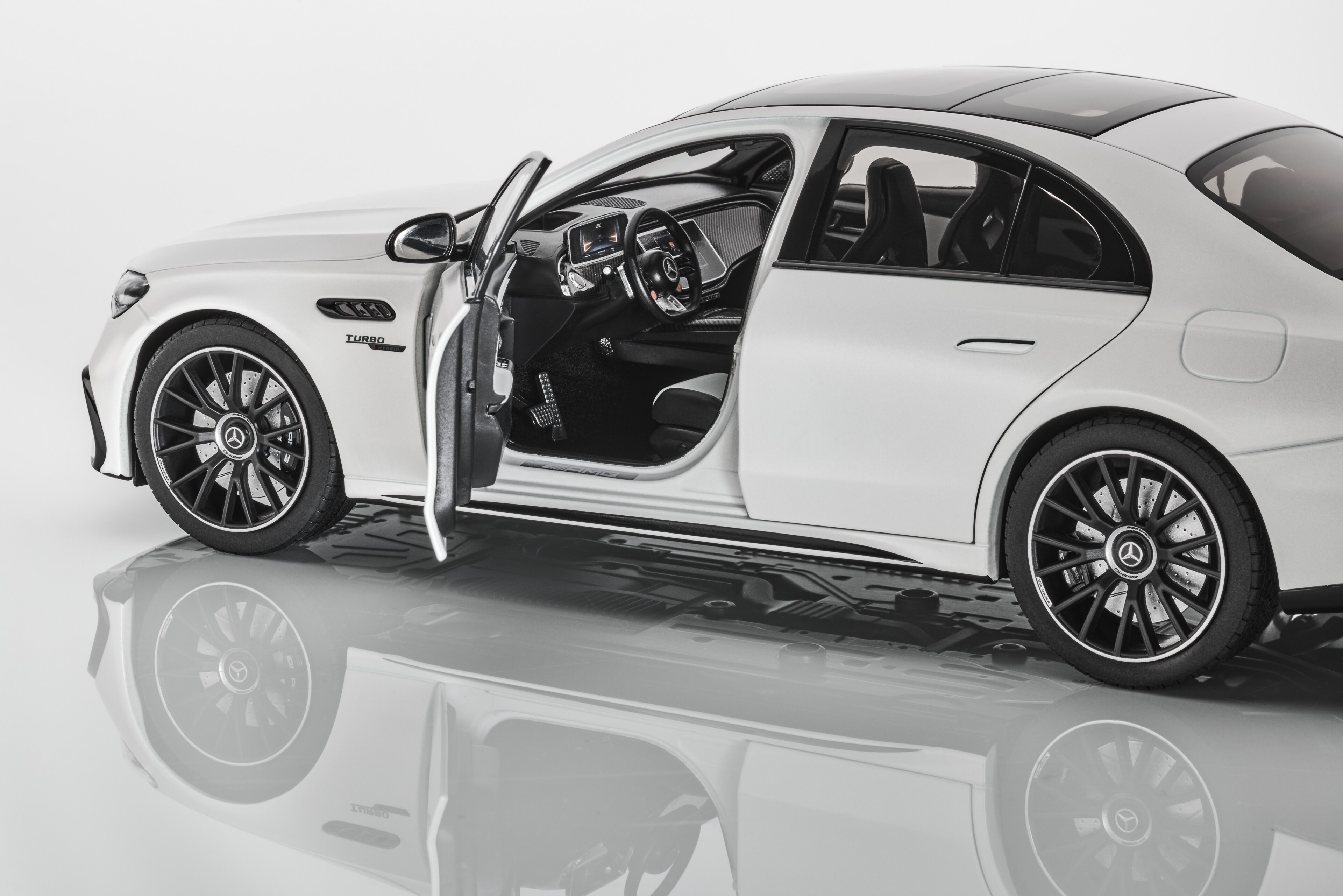 Mercedes-AMG E 53, Hybrid, 4MATIC+, W214 - MANUFACTORY opalite white mango, NZG, 1:18