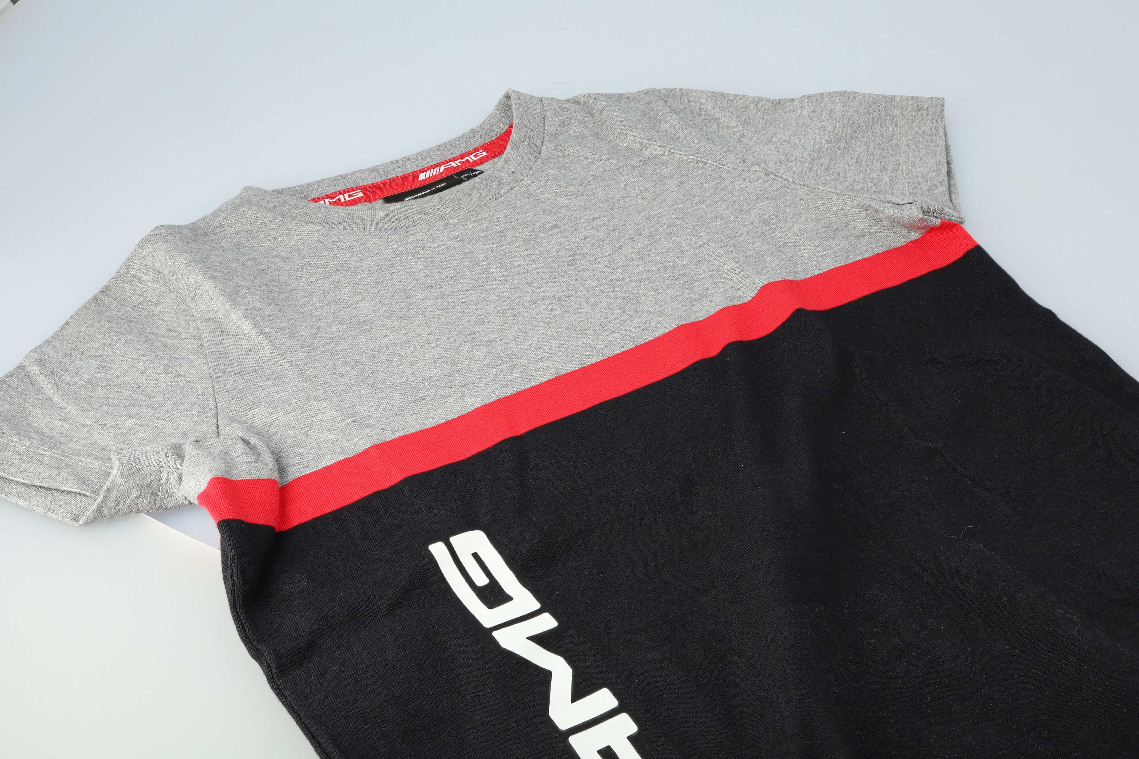 Dziecięcy t-shirt AMG - czerń / szary / czerwony, 128 / 134