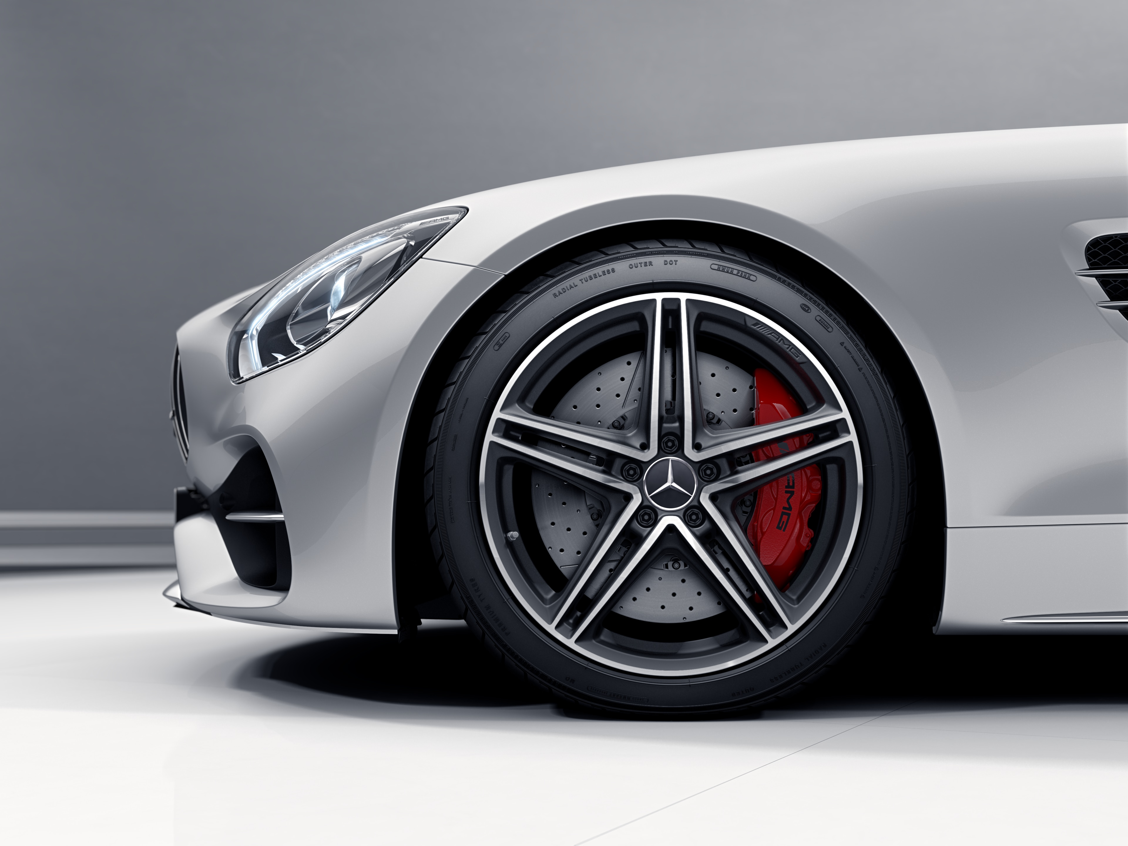 Obręcz AMG z 5 podwójnymi ramionami, 48,3 cm (19 cali) - 9 J x 19 ET 61, czarny mat, toczone na połysk
