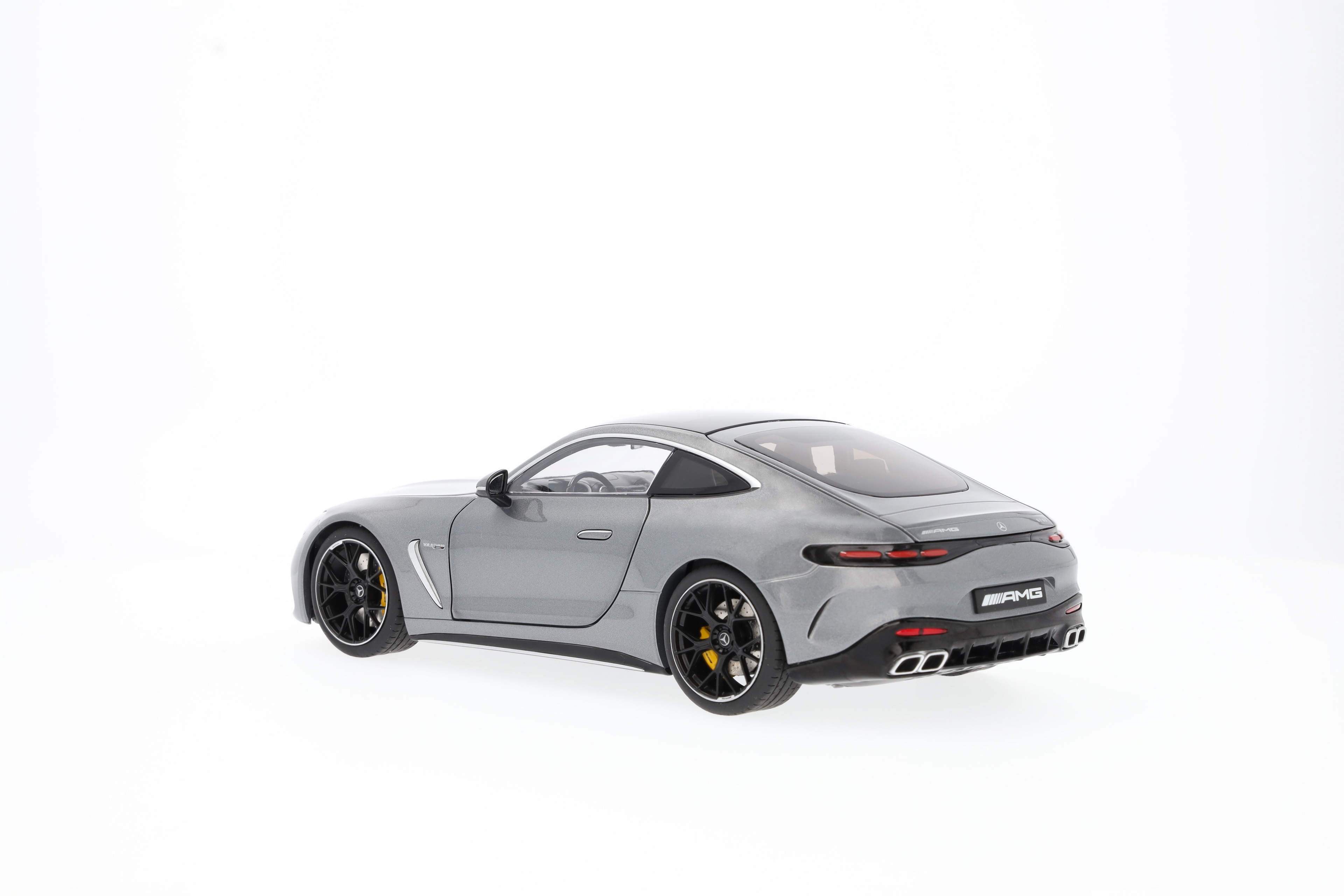 Mercedes-AMG GT 63, C192 - szarość selenitu, NZG, 1:18
