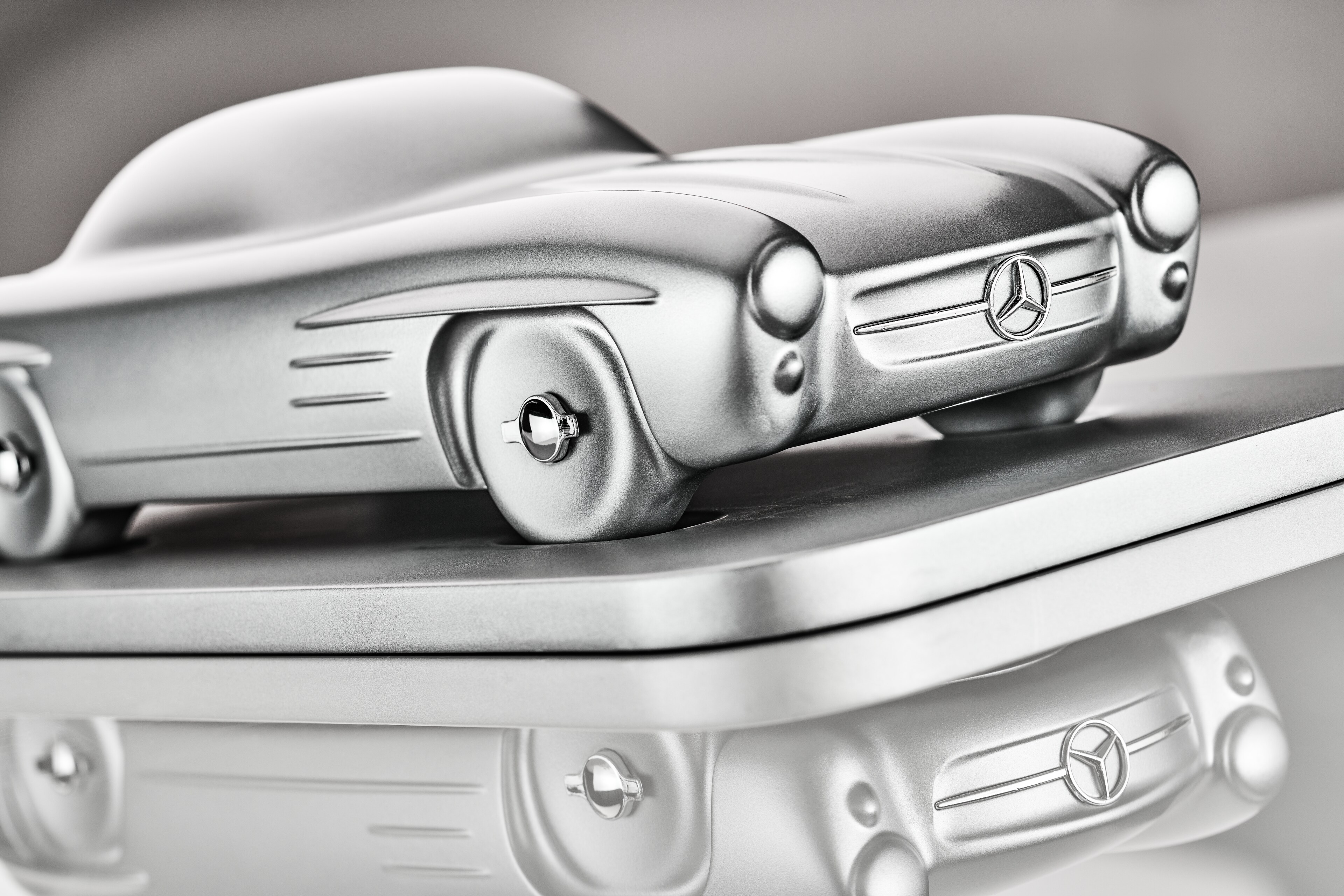 Rzeźba 300 SL Coupé W 198 II (1957–1963) - srebrny, Minichamps, 1:18