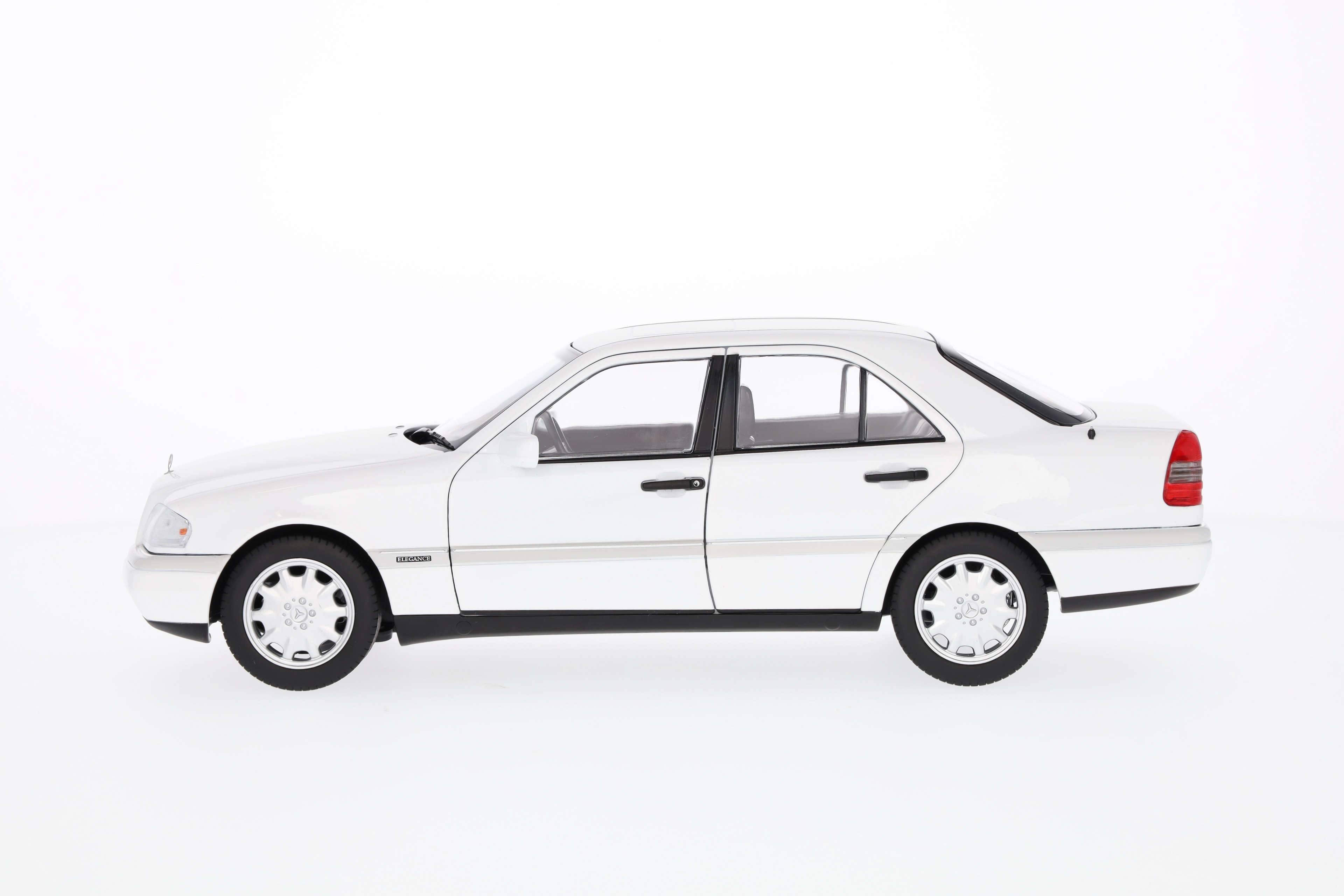 C 200 limuzyna W 202 (1993-1996) - biel polarna, Norev, 1:18