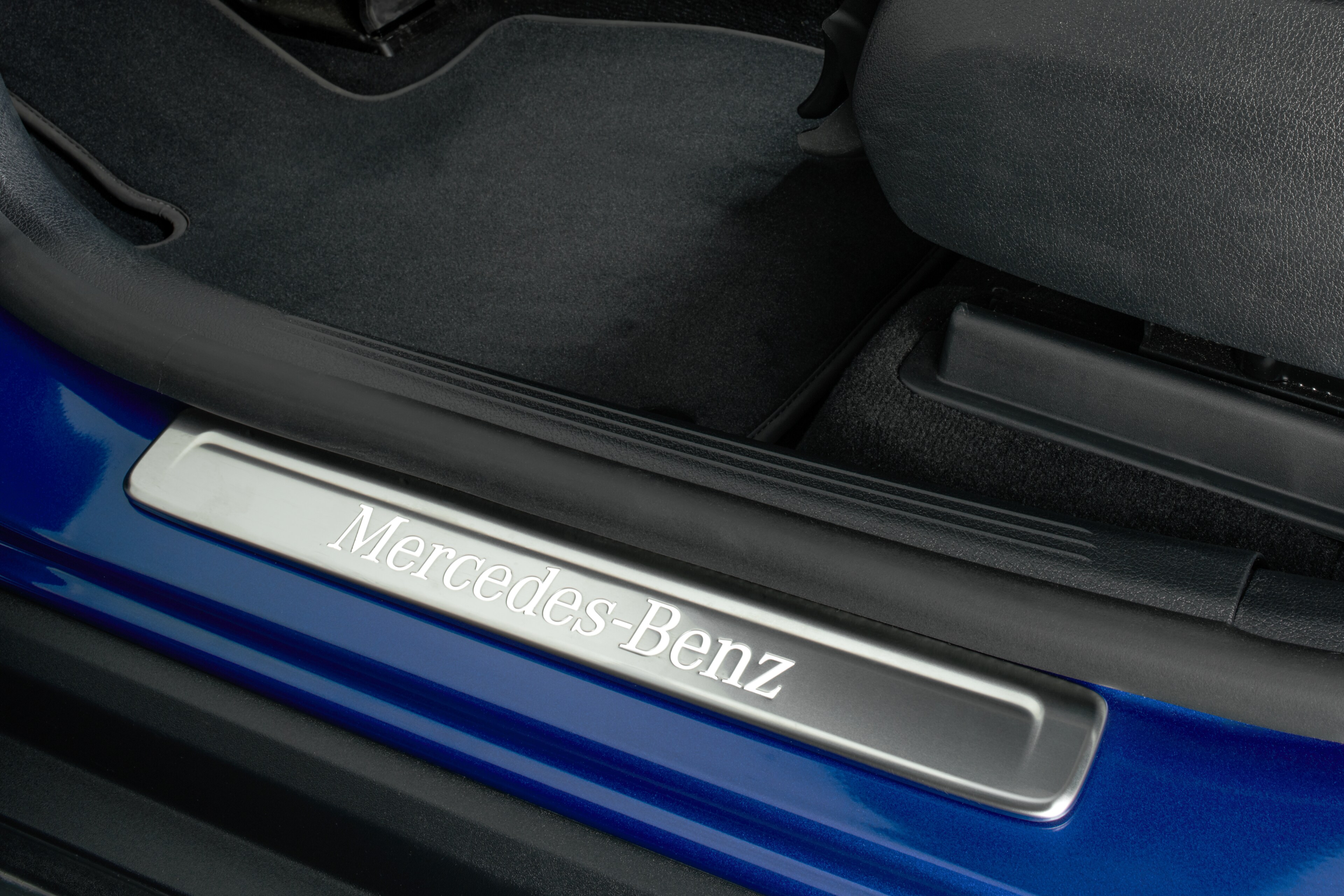 Wymienna nakładka na podświetlaną listwę progową, Mercedes-Benz, z przodu, 2-elementowy - stal nierdzewna, srebrny / biały