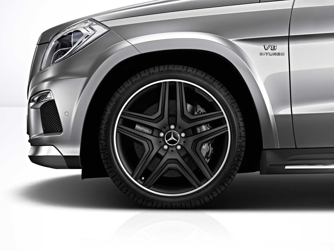 Obręcz AMG z 5 podwójnymi ramionami, 53,3 cm (21 cali), Obrzeże obręczy polerowane na połysk - 10 J x 21 ET 46, czarny mat, obrzeże obręczy polerowane na połysk