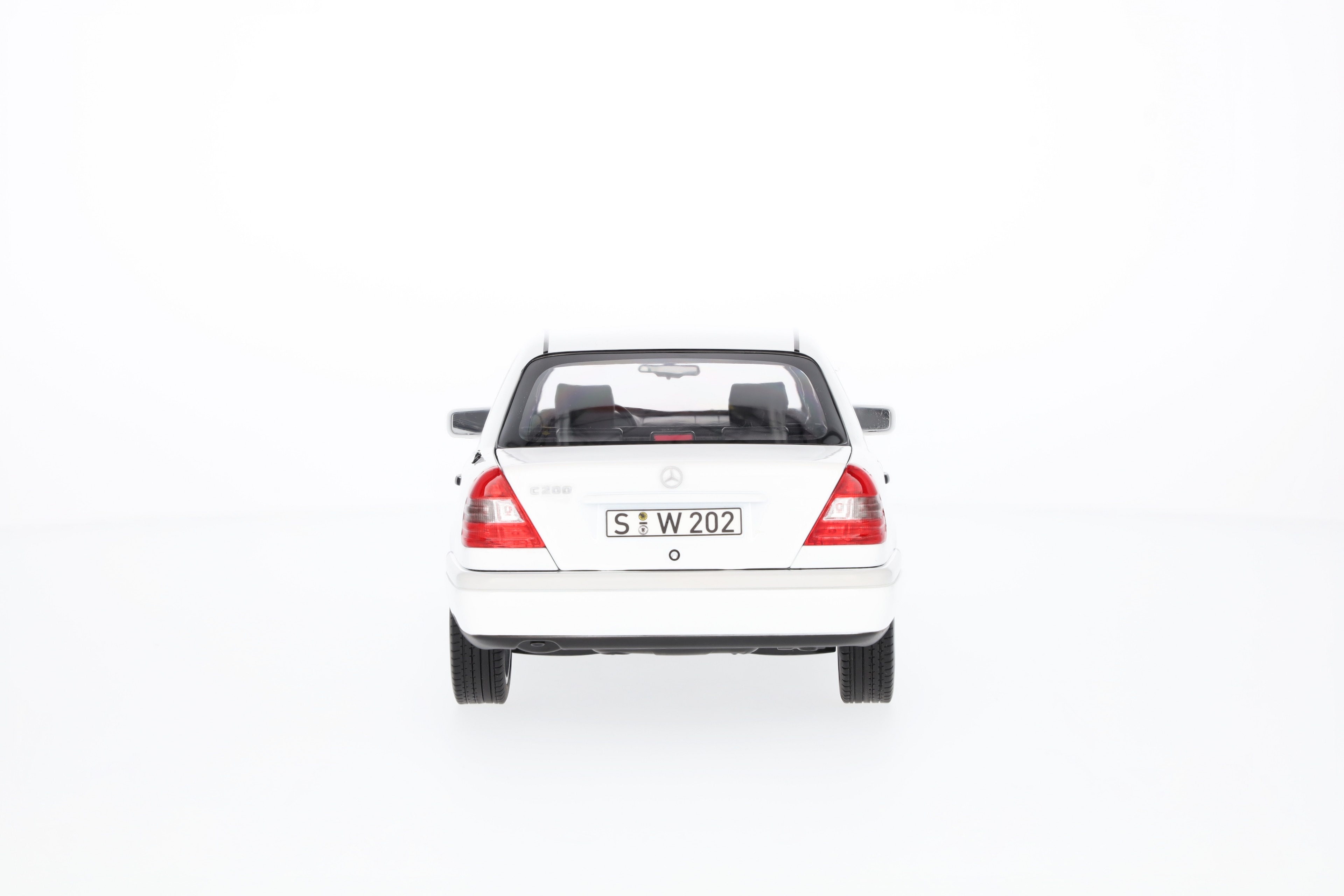 C 200 limuzyna W 202 (1993-1996) - biel polarna, Norev, 1:18